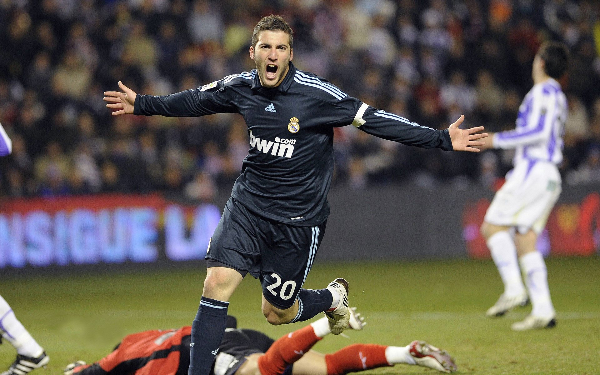 曼城继续在欧冠赛场大放异彩,球员状态火热,曼城的欧冠